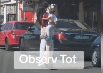 Tată, mamă și copil mic, pe o trotinetă electrică
