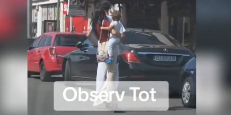 Tată, mamă și copil mic, pe o trotinetă electrică