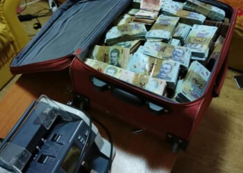 Geamantanul cu bani și casa de 145.000 de euro! Mamă și fiu, condamnați într-un dosar de spălare de bani. Banii veneau din SUA
