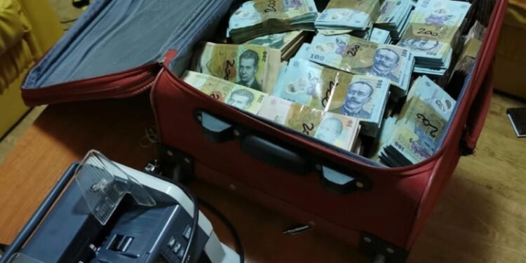 Geamantanul cu bani și casa de 145.000 de euro! Mamă și fiu, condamnați într-un dosar de spălare de bani. Banii veneau din SUA