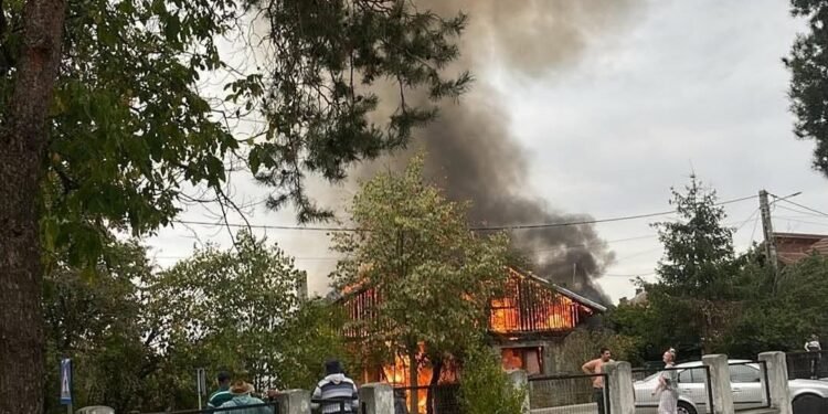 Incendiu uriaș la Drăguțești! Casa fostului primar, cuprinsă de flăcări. Flăcările au ajuns la câțiva metri, iar fumul se vede de la distanță