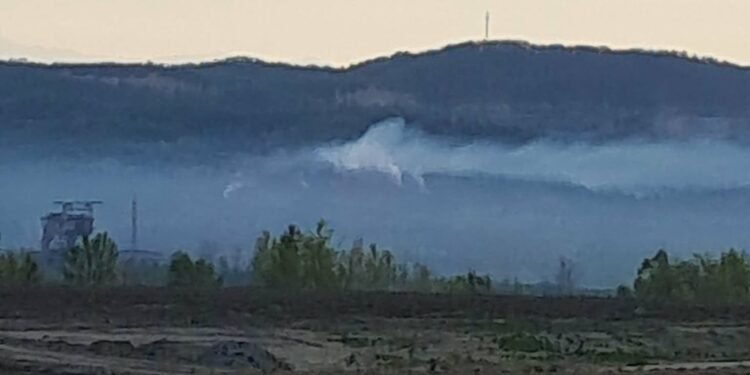 Incendiu lângă o carieră minieră