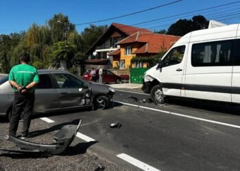 Accident în fața școlii din Scoarța! Microbuz școlar și autoturism implicate. Trafic blocat pe 10 kilometri