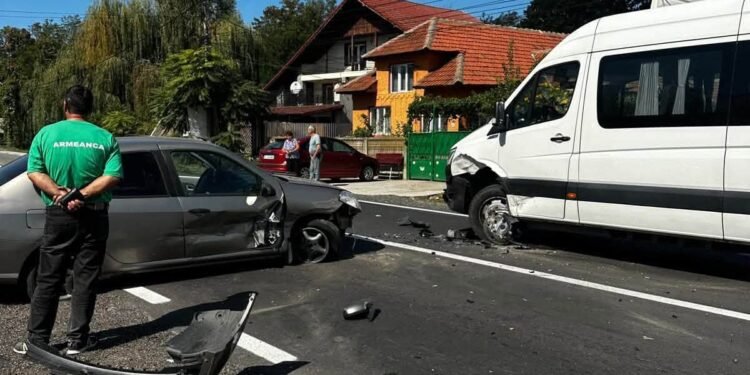 Accident în fața școlii din Scoarța! Microbuz școlar și autoturism implicate. Trafic blocat pe 10 kilometri