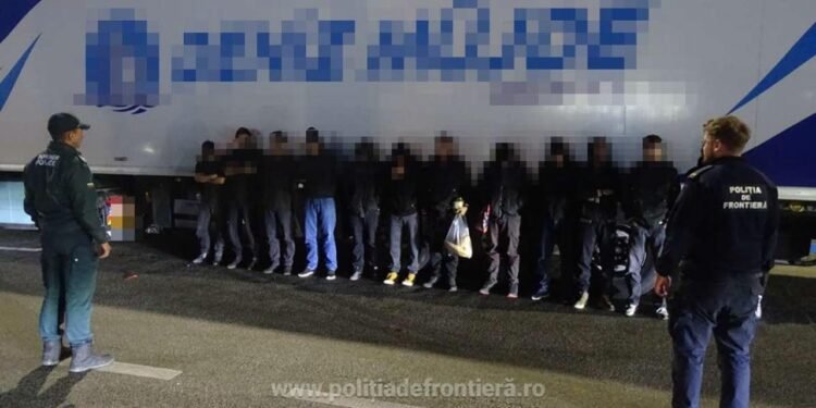 Surpriză la Calafat! 12 oameni, ascunși într-un camion cu alune!