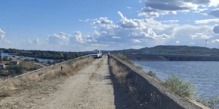 Valiză cu trupul unei tinere, scoasă din Olt de pescari. Primele indicii duc spre Filiași
