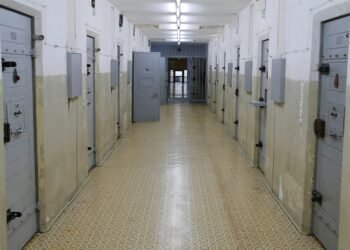 Incident tensionat între un deținut și agentul de penitenciar