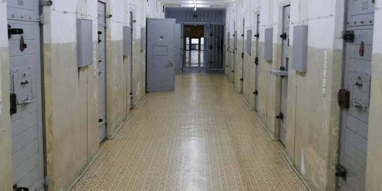 Incident tensionat între un deținut și agentul de penitenciar