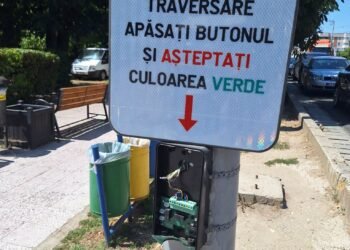 Școala începe, dar semaforul de lângă școală este defect! Sute de copii și părinți, nevoiți să traverseze o zonă cu probleme