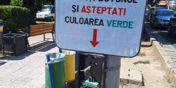 Școala începe, dar semaforul de lângă școală este defect! Sute de copii și părinți, nevoiți să traverseze o zonă cu probleme