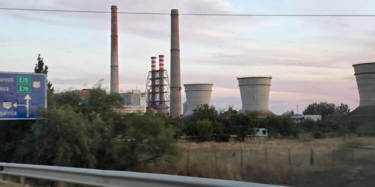 1.480 de foști salariați ai Termocentralei Ișalnița așteaptă adeverințe pentru pensie. CEO, amendat de ITM, se apără în instanță: „Volumul documentar este uriaș”