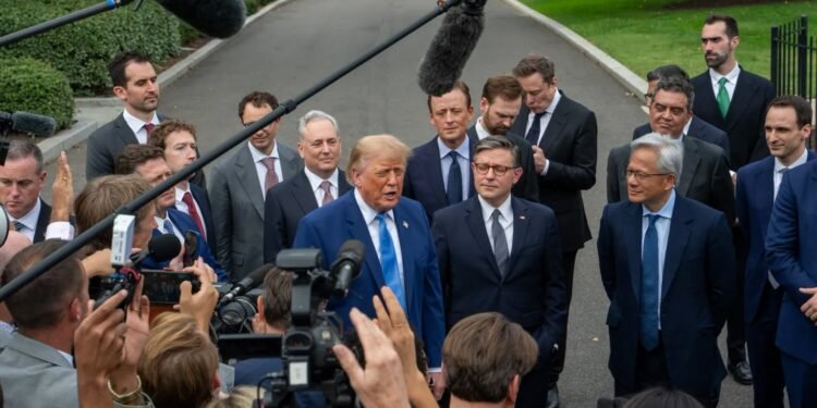 Trump schimbă regulile jocului în lumea AI: „Este aproape ca o Constituție”