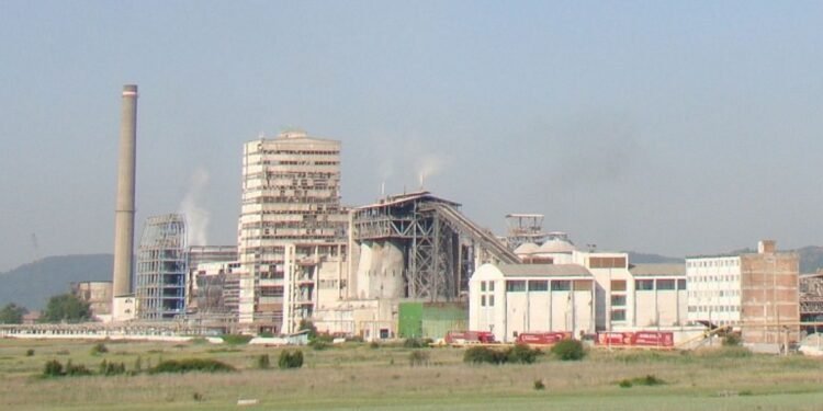 Un colos industrial este demolat astăzi. Explozii controlate până la ultima cărămidă!