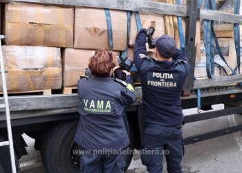 „Lovitură” la graniță: peste 11.000 de haine, genți și parfumuri suspectate că sunt fake, în valoare de aproape 900.000 de lei