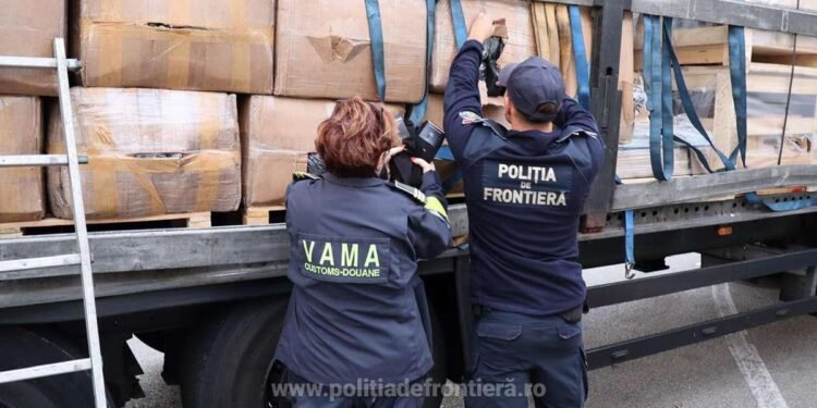 „Lovitură” la graniță: peste 11.000 de haine, genți și parfumuri suspectate că sunt fake, în valoare de aproape 900.000 de lei