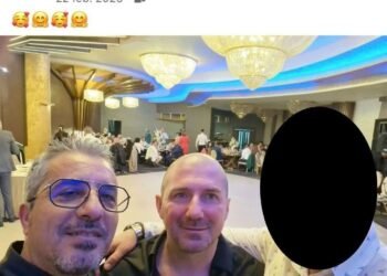 Viceprimarul care a lovit un lider sindical, în poză cu Iustin Covei. La Pelendava, unul era agent, altul deținut!
