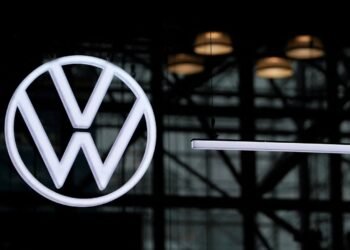 Germania își transformă fabricile auto în uzine pentru apărare. Volkswagen schimbă macazul pentru a-și salva industria