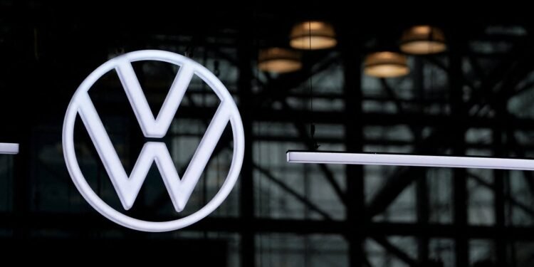 Germania își transformă fabricile auto în uzine pentru apărare. Volkswagen schimbă macazul pentru a-și salva industria