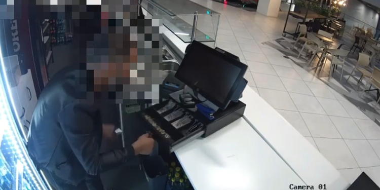Jaf nocturn la Promenada Mall din Craiova! A forțat intrarea și a scotocit mai multe case de marcat. Ce a găsit într-una dintre ele