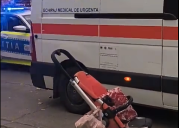Cărucior cu copil mic, lovit de mașină