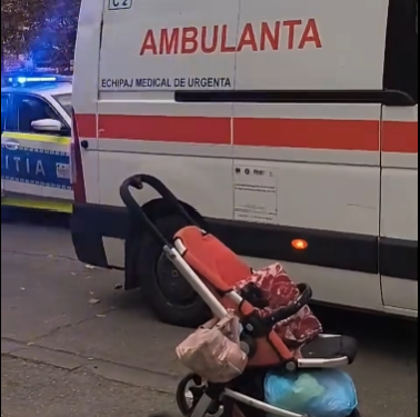 Cărucior cu copil mic, lovit de mașină