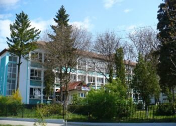 Elevii din Motru, mutați din clase peste noapte: „Eram 19, acum suntem vreo 30!” Reorganizarea liceului, făcută pentru bani