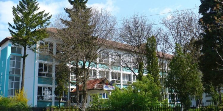 Elevii din Motru, mutați din clase peste noapte: „Eram 19, acum suntem vreo 30!” Reorganizarea liceului, făcută pentru bani