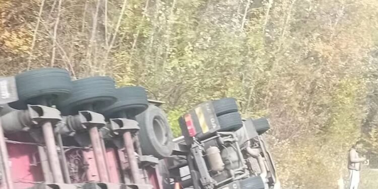 Camion răsturnat pe dealul Bujorăscu! Ce se știe despre accidentul de pe șoseaua spre Târgu Jiu