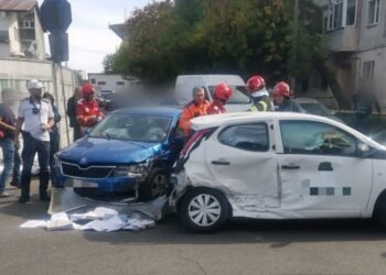 Impact violent în Craiova! Două mașini s-au izbit și au fost aruncate într-un al treilea autoturism