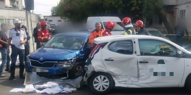 Impact violent în Craiova! Două mașini s-au izbit și au fost aruncate într-un al treilea autoturism