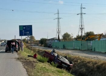 O mașină s-a răsturnat pe plafon într-un șanț adânc, pe drumul Filiași–Craiova