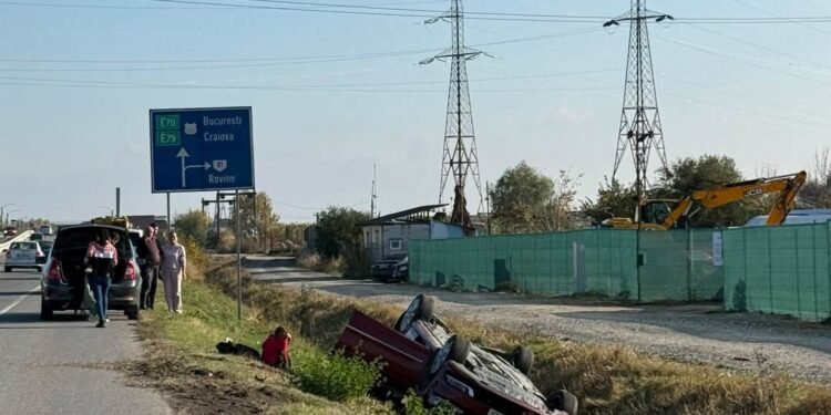 O mașină s-a răsturnat pe plafon într-un șanț adânc, pe drumul Filiași–Craiova