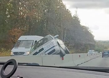 Accident în Piștești! Mașină ajunsă peste separatoarele de beton de pe șosea