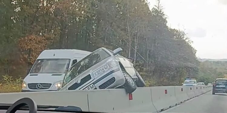Accident în Piștești! Mașină ajunsă peste separatoarele de beton de pe șosea