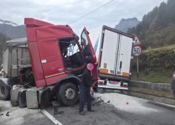 Accident grav pe Valea Oltului! Trafic blocat total pe DN 7, la Brezoi-Golotreni