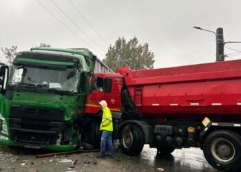 O benă și un TIR s-au izbit pe un drum din Gorj. Ambii șoferi au ajuns la spital