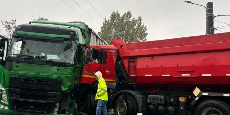 O benă și un TIR s-au izbit pe un drum din Gorj. Ambii șoferi au ajuns la spital
