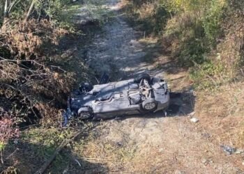 Mașină plonjatǎ de la aproape 10 metri într-un pârâu din Gorj! BMW-ul a căzut pe plafon. Două victime, la Polovragi