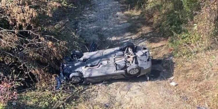 Mașină plonjatǎ de la aproape 10 metri într-un pârâu din Gorj! BMW-ul a căzut pe plafon. Două victime, la Polovragi