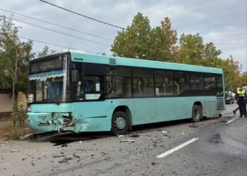 Accident grav la Craiova! Autobuz cu 20 de persoane, implicat într-un impact violent. Șoferul mașinii, resuscitat