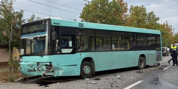 Accident grav la Craiova! Autobuz cu 20 de persoane, implicat într-un impact violent. Șoferul mașinii, resuscitat