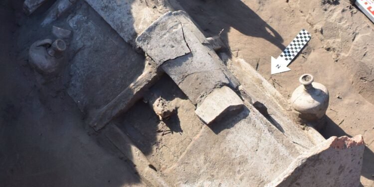Descoperiri vechi de aproape 2.000 de ani în Dolj! Morminte romane cu sarcofag special, monede și vase funerare, scoase la lumină