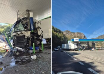 Camion intrat într-o benzinărie OMV pe Valea Oltului. Traficul este blocat pe DN 7