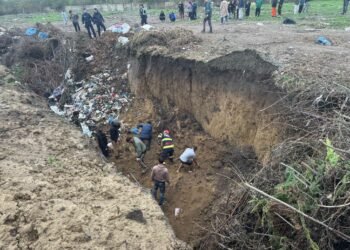 Tânăr căutat de șapte ore sub un mal de pământ