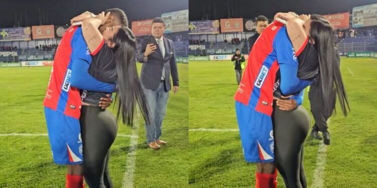 A cerut-o de soție pe stadion, în aplauzele fanilor. În trei zile a rupt logodna!