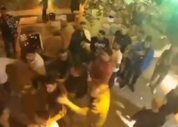 A lăsat geanta pe canapea în club și a rămas fără 1.950 de euro. Hoața a fost filmată!