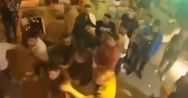 A lăsat geanta pe canapea în club și a rămas fără 1.950 de euro. Hoața a fost filmată!