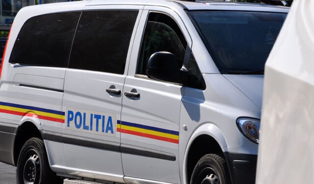 Bătaie cruntă în miez de noapte, la Târgu Jiu! Au blocat un BMW, au bătut șoferul și l-au urmărit cu bâta până în magazin