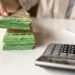 Escrocherie incredibilă! O femeie a adus 45.000 de euro în Craiova și i-a lăsat lângă ghenele de gunoi