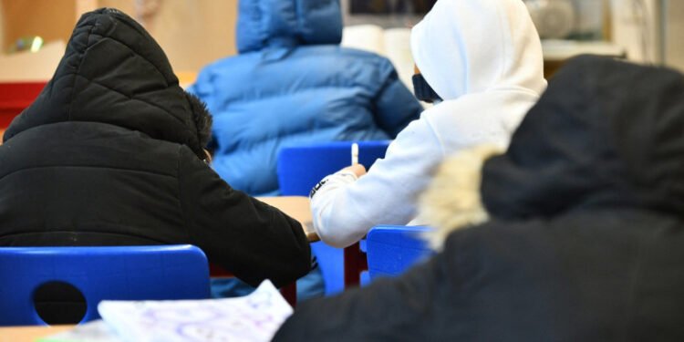 Va fi frig în școlile din Motru la iarnă? Centralele termice întârzie, deși primăria are banii și studiile făcute!